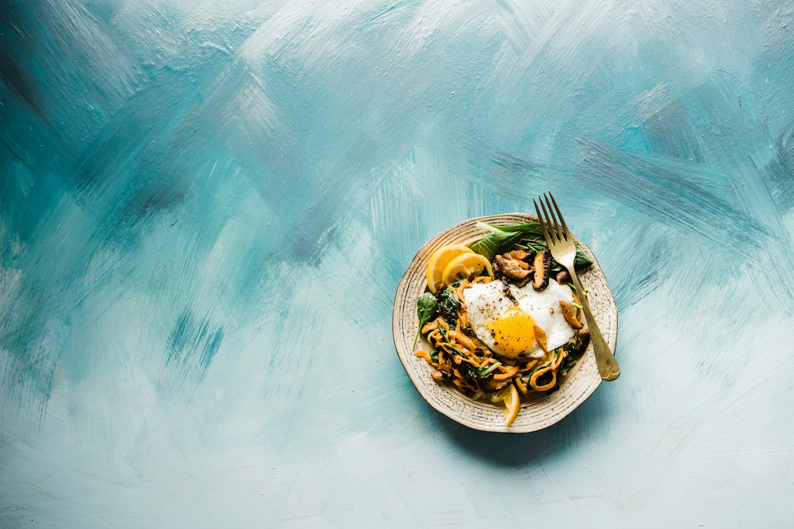 Prato com ingredientes frescos sobre uma mesa azul